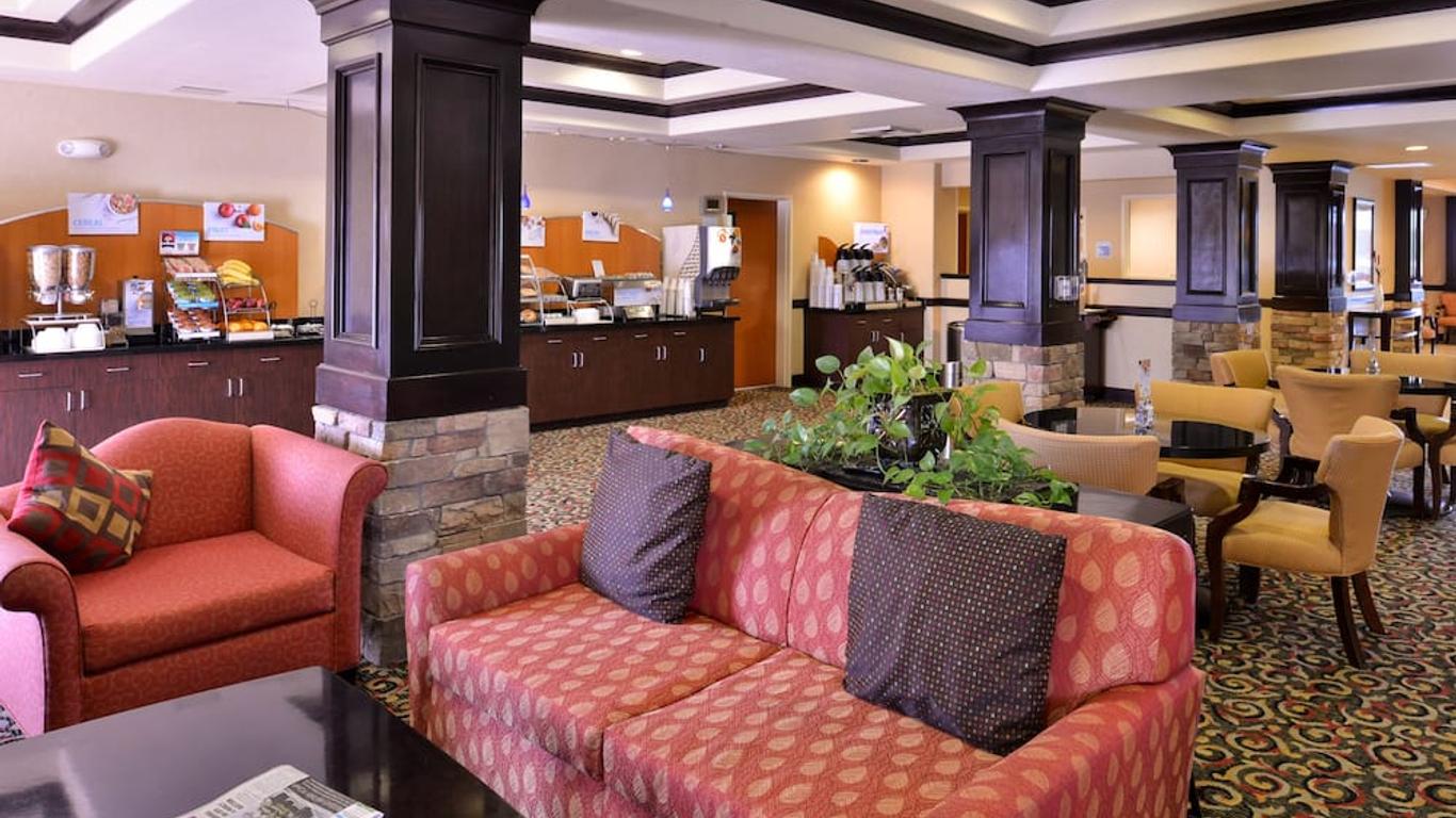 Holiday Inn Express & Suites Lincoln-Roseville Area