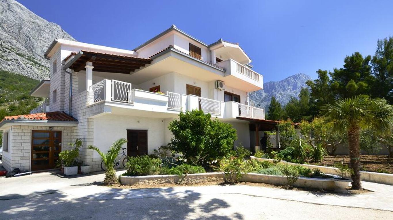 Family friendly apartments with a swimming pool Baska Voda, Makarska - 12442