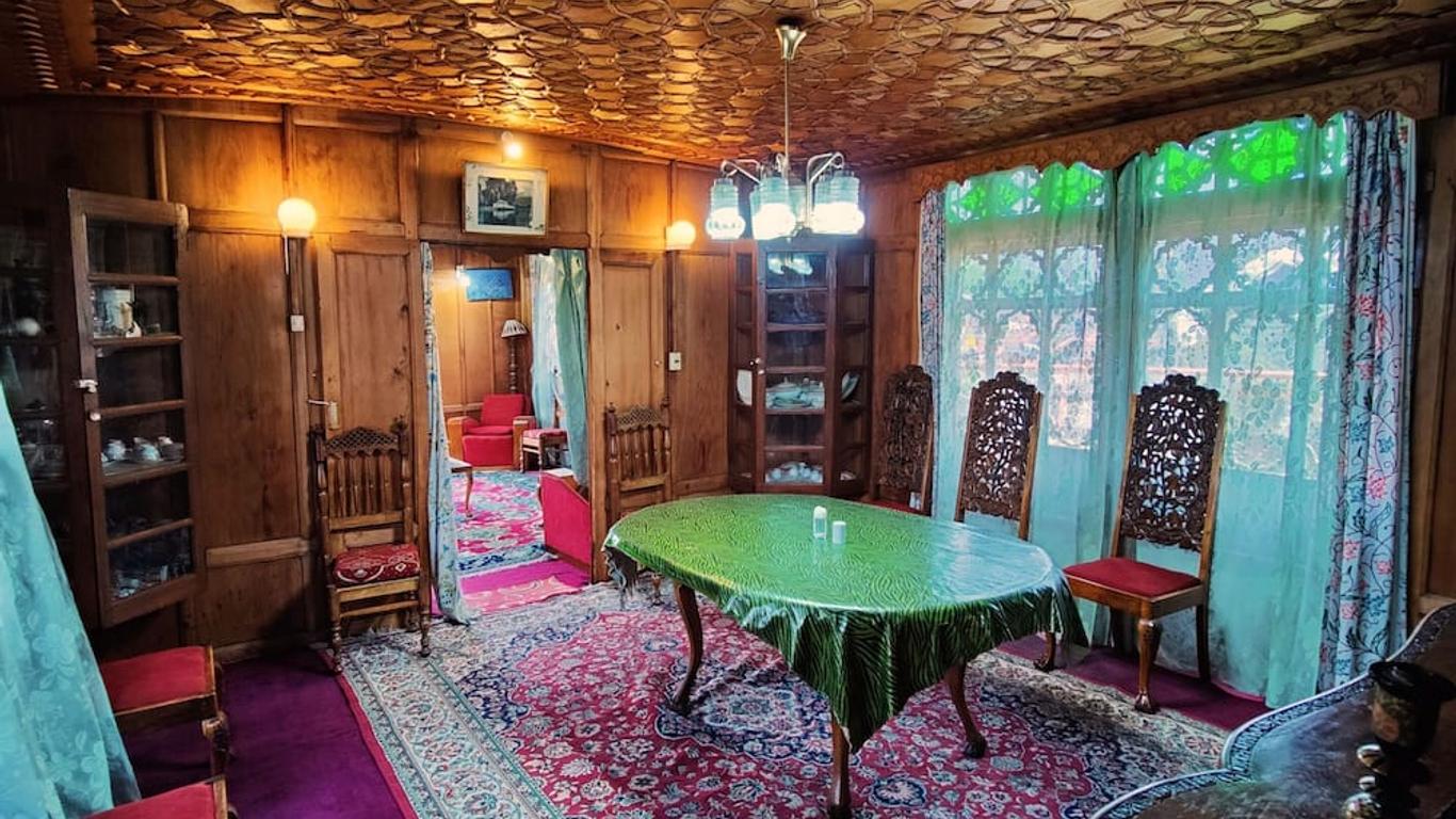 Shiraz Deluxe Houseboat