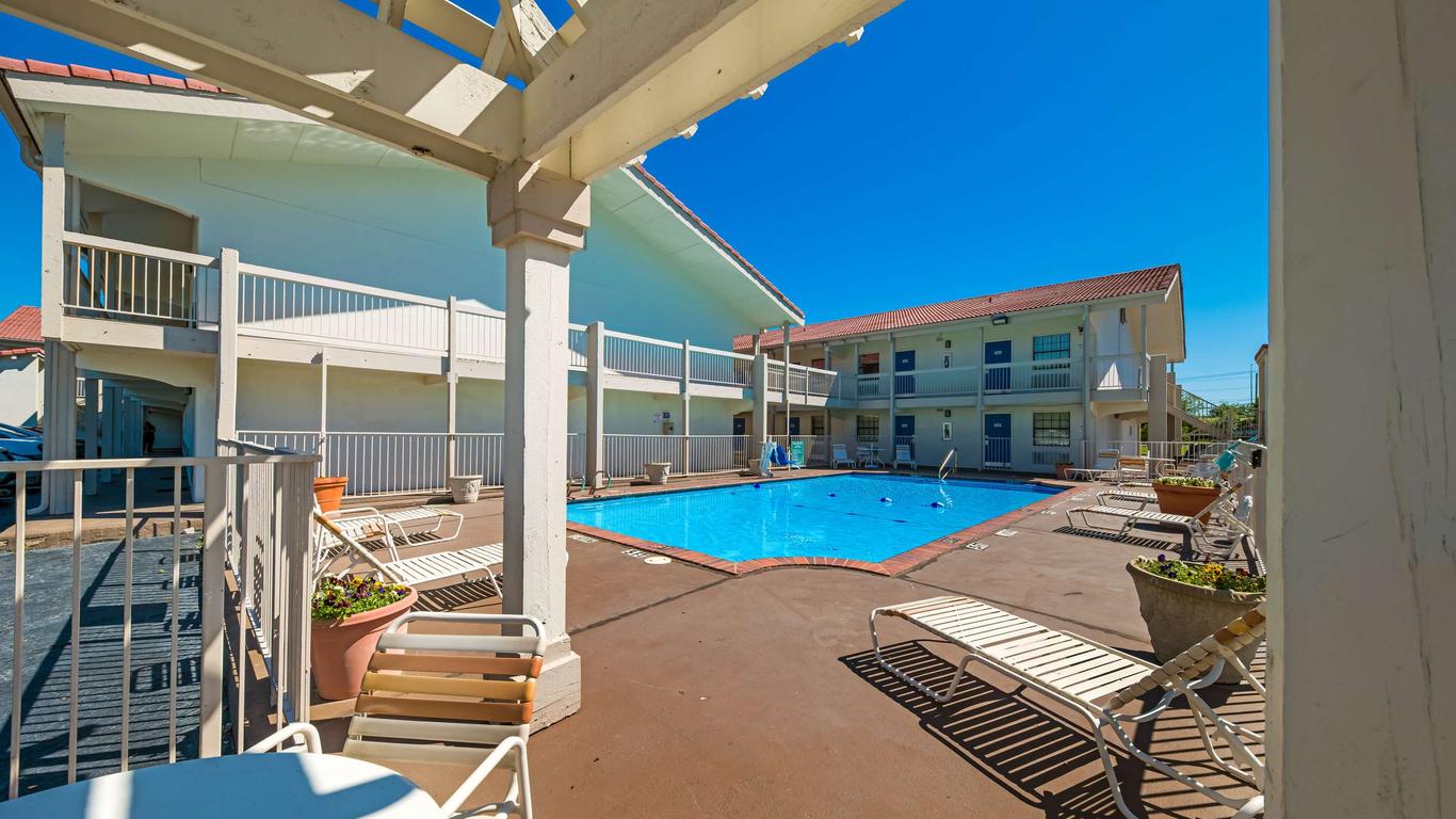 Motel 6 Dallas, Tx - Farmers Branch