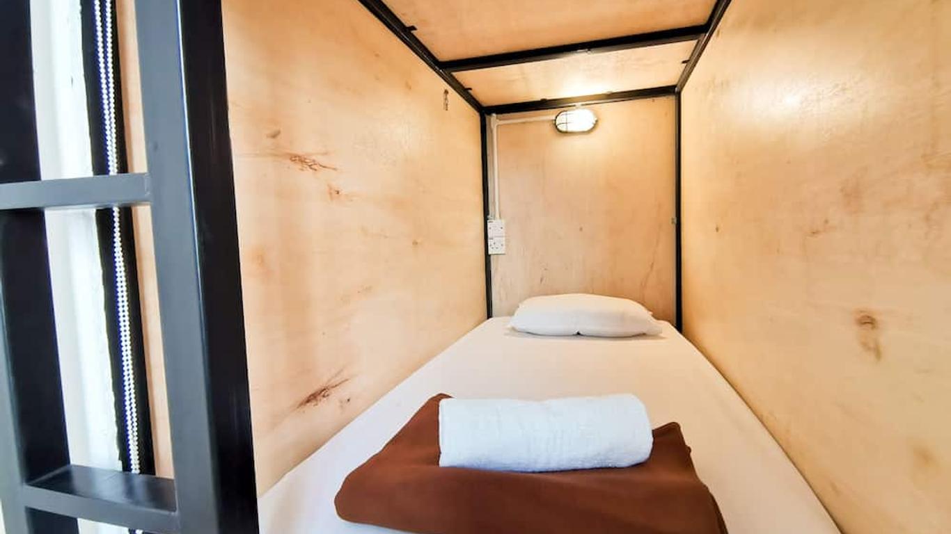 Dfs Capsule Hotel - Hostel