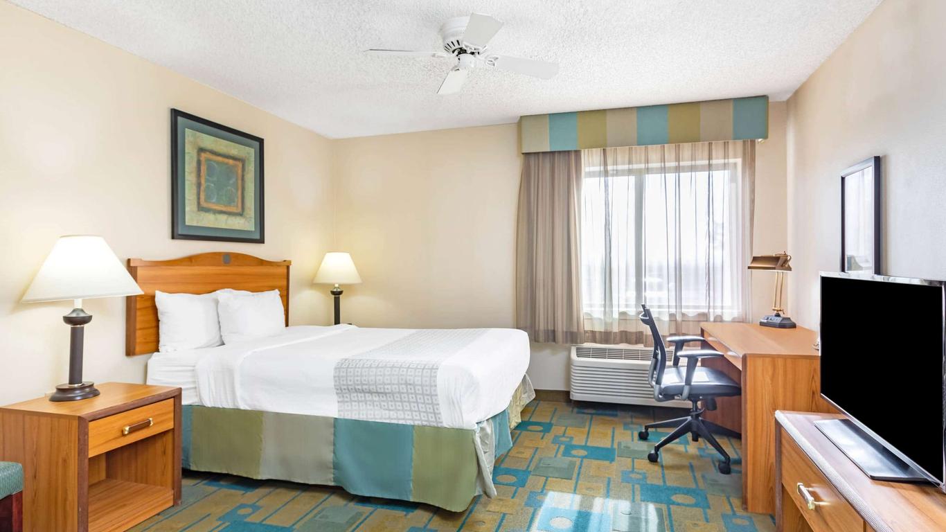 La Quinta Inn & Suites by Wyndham Mansfield TX