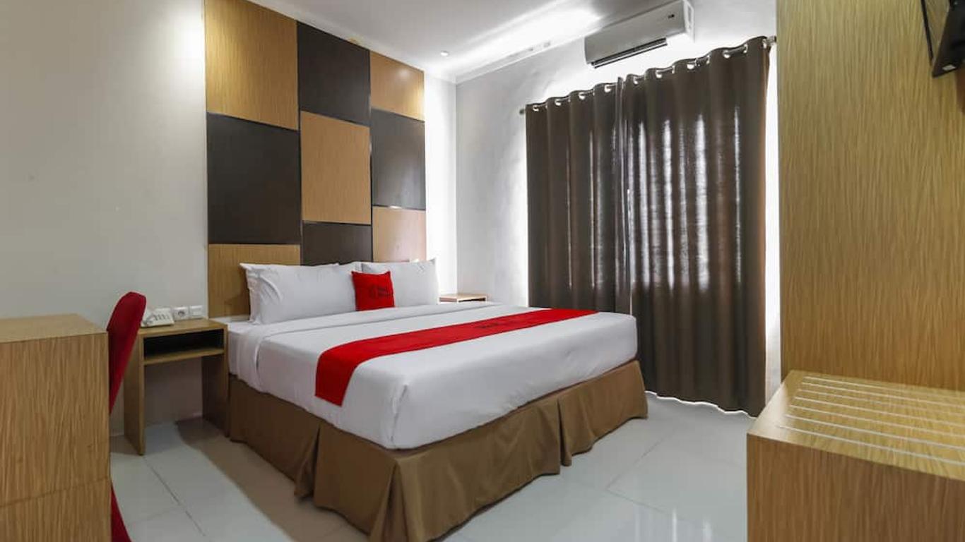 RedDoorz Plus near Pantai Losari