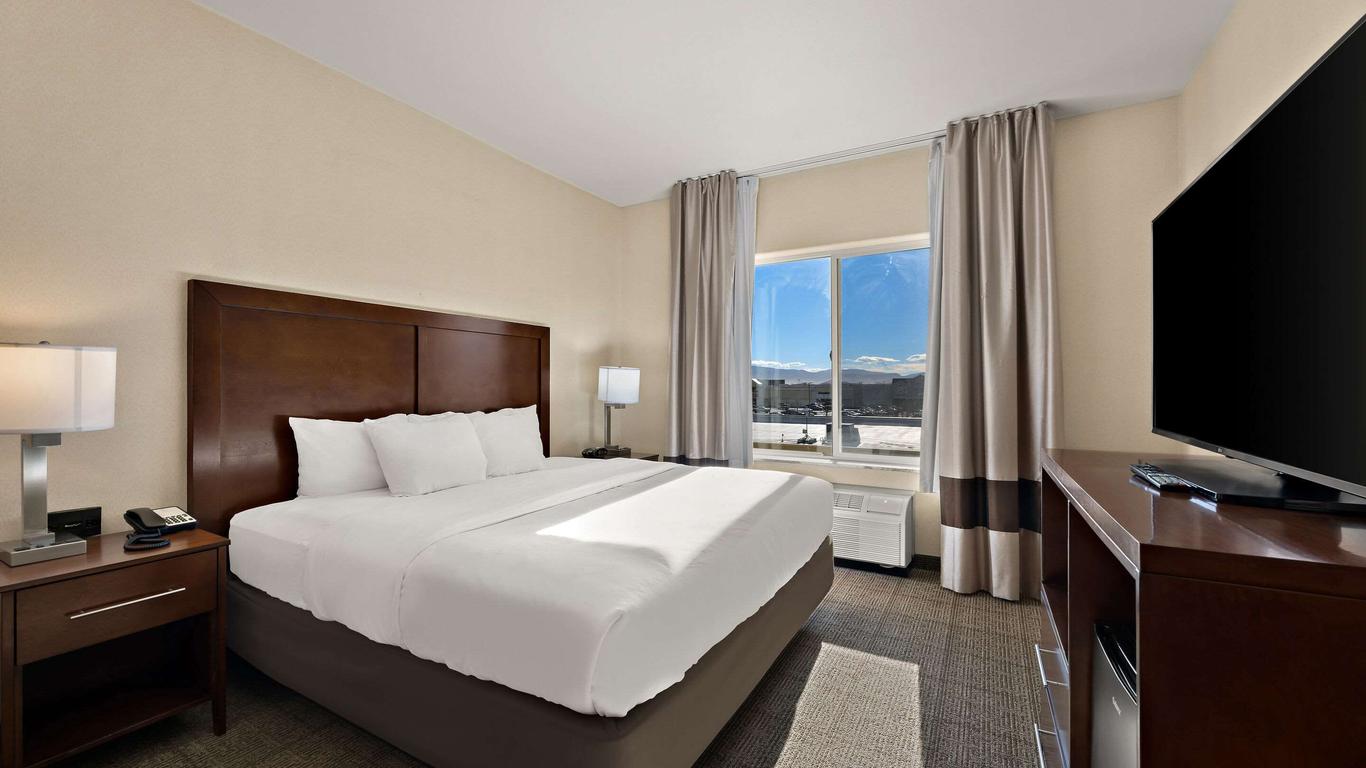 Comfort Inn & Suites Airport Convention Center