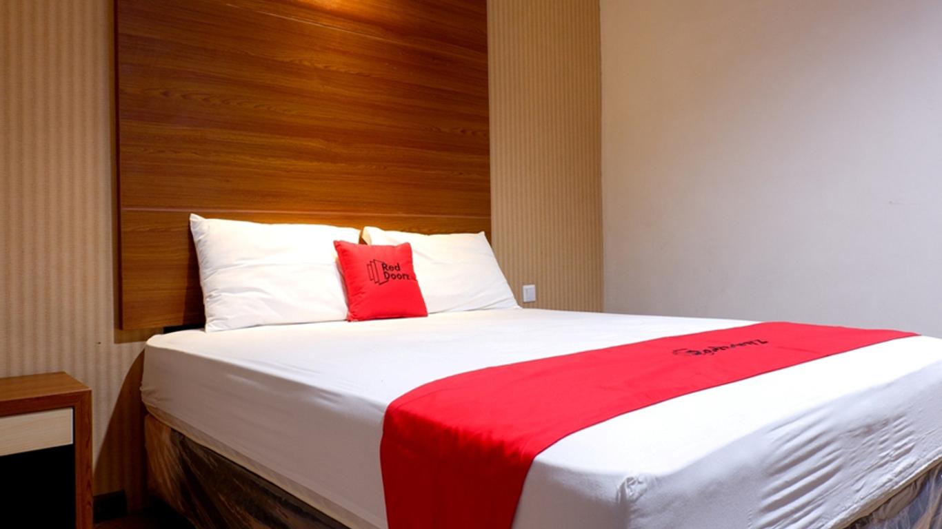 RedDoorz Plus near Mall Ciputra Semarang